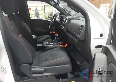 2022 Nissan Frontier Pro-4X 4X4 z USA, uszkodzony, nr VIN 1N6ED1EK8NN659381